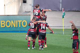 Jogadores do flamengo durante comemoração em campo, na primeira partida da final do Campeonato Carioca (Foto: Gazeta Press)