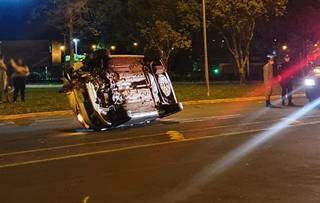 Motorista abandonou veículo após capotar em avenida. (Foto: Jornal da Nova)