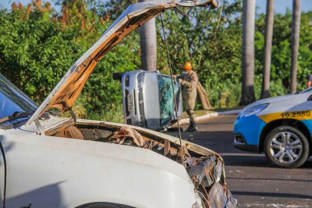 Trabalhador empresta carro para entregar salgados e ve&iacute;culo capota ap&oacute;s colis&atilde;o