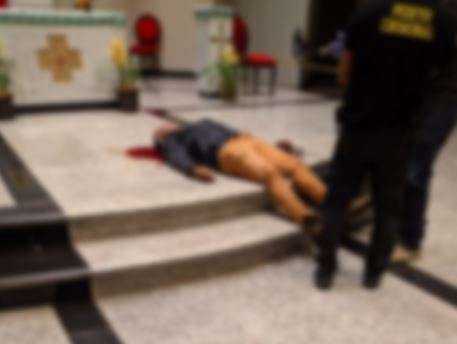 Homem se suicida no altar de igreja ap&oacute;s matar ex e balear 5 pessoas 