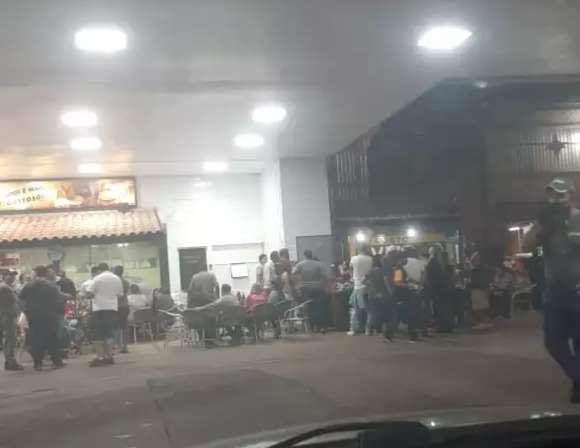 S&aacute;bado agitado tem 94 locais abertos e quem quer ficar em casa se revolta