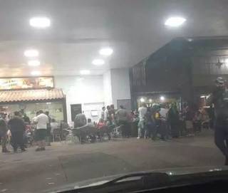 Conveniência em posto de gasolina reúne diversas pessoas na noite de sábado (Foto: Direto das Ruas)