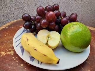 O indicado é comer várias frutas ao dia, como a banana, maça, uva e laranja. (Foto: Alana Portela)