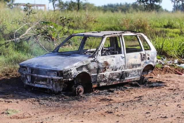 Carro &eacute; encontrado incendiado e sem as rodas perto da BR-262