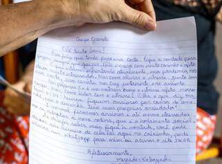 Uma das cartas escrita e assinada por Mercedes. (Foto: Henrique Kawaminami)