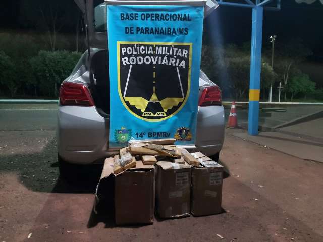 Traficante abandona carro com 73 quilos de maconha e desaparece em mata 