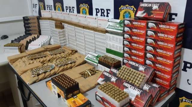 Com mulher e beb&ecirc; de 1 ano no carro, homem &eacute; preso com arsenal na BR-262