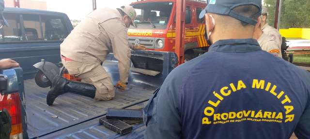Ap&oacute;s ultrapassagem proibida, traficante &eacute; flagrado com 138 quilos de maconha 