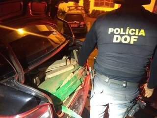 DOF encontra mais de 250 kg de maconha em porta-malas de carro guinchado