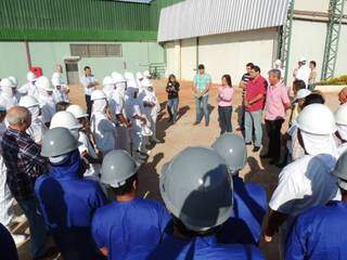 Reunião com os funcionários do frigorífico de Juti. (Foto: Caarapós News)