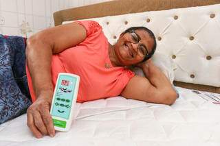 Dona Maria de Lourdes Campos sofreu 20 anos com dores, até conhecer os produtos da Relax Life. (Foto: Paulo Francis)