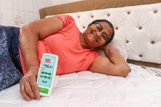 Dona Maria de Lourdes Campos sofreu 20 anos com dores, até conhecer os produtos da Relax Life. (Foto: Paulo Francis)