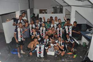Jogadores do Carijó celebram, no vestiário, vitória no Estadual (Foto: Divulgação)