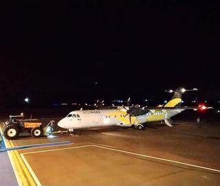 Avião da VoePass no aeroporto de Dourados, nesta segunda-feira (Foto: Divulgação/Raphael Azevedo)