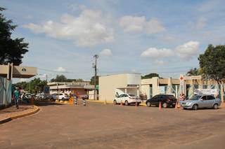 Entrada para o estacionamento do Humap, localizado na Cidade Universitária, em Campo Grande (Foto: Arquivo)