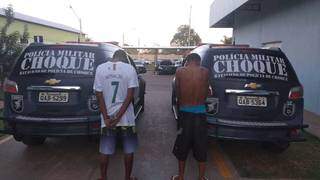 Os dois suspeitos foram presos e levados a DEH (Foto: Divulgação)