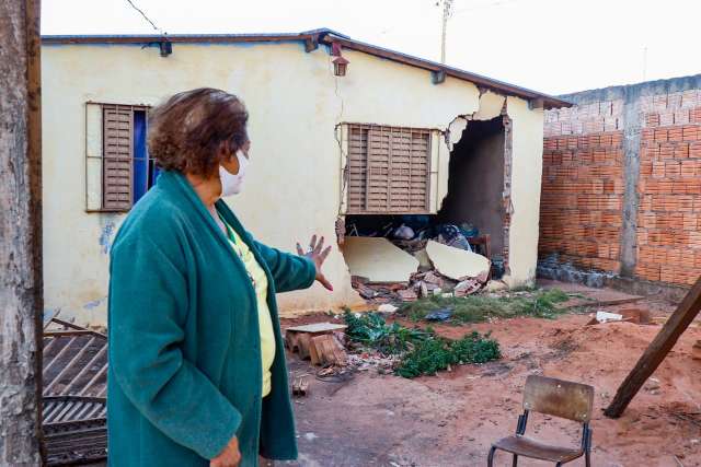 Motorista derruba port&atilde;o e foge depois de destruir parede de casa 
