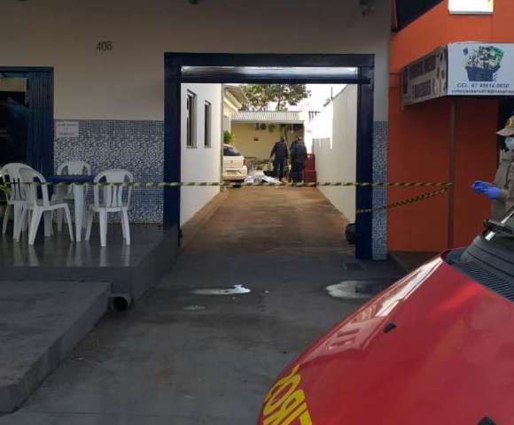 Fugindo de pistoleiro, homem entra em sorveteria, mas &eacute; executado a tiros