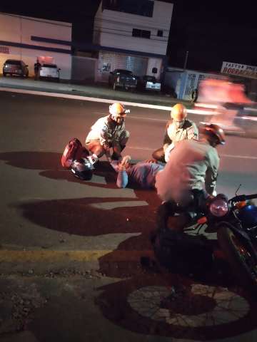 Batida entre motos deixa 3 homens ferido em cruzamento da Avenida Tamandar&eacute; 
