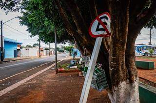 Antes de dormir no banco da praça, motorista bateu carro em praça de sinalização. (Foto: Henrique Kawaminami)