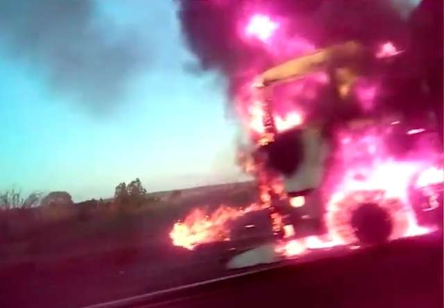 Carreta bitrem carregada com eucalipto fica destru&iacute;da ao pegar fogo na BR-158