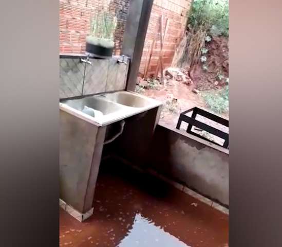 Casa em residencial &eacute; tomada por lama, problema que j&aacute; foi parar at&eacute; na Justi&ccedil;a