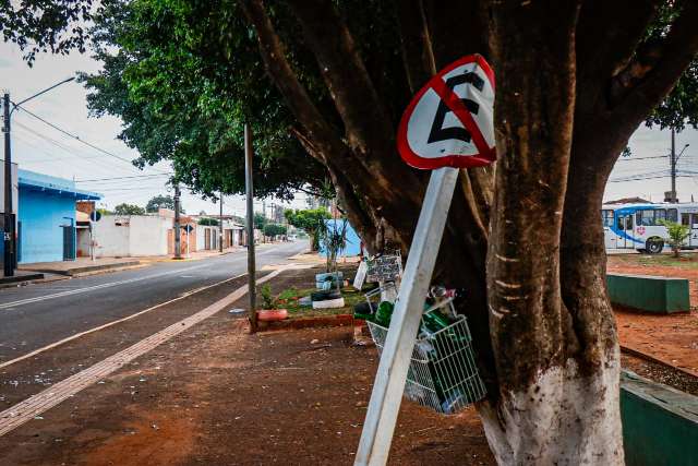 B&ecirc;bado, motorista &eacute; preso ap&oacute;s bater em placa e dormir em banco de pra&ccedil;a