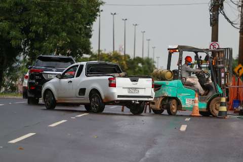 Empresa transforma via p&uacute;blica em canteiro de obras e interdita faixa de avenida