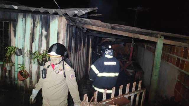 Homem acorda com a casa em chamas, n&atilde;o consegue sair e morre na cozinha