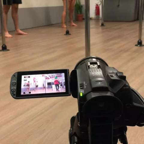 Até aula de pole dance em casa foi adaptação forçada pela pandemia