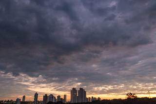 Céu nublado ao amanhecer na região do Itanhangá, em Campo Grande. (Foto: Henrique Kawaminami)