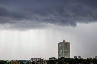 Nuvens ficaram carregadas e trouxeram chuva para os altos da Avenida Afonso Pena, em Campo Grande(Foto: Henrique Kawaminami)