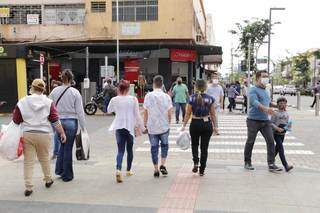 Movimento nas ruas de Campo Grande segue em alta, apesar dos pedidos de isolamento. (Foto: KIsie Ainoã)