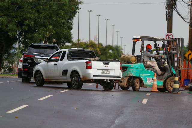 Empresa transforma via p&uacute;blica em canteiro de obras e interdita faixa de avenida