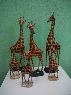 Tem esculturas de girafas à venda. (Foto: Divulgação)