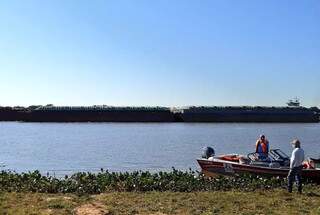 Lancha da Itaipu Binacional e técnicos nas margens do Rio Paraguai (Foto: Divulgação/MOPC Paraguay)
