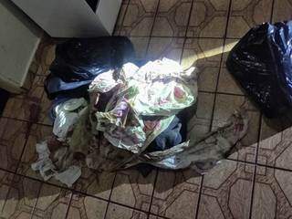 Lençol encontrado na casa onde foi localizado matador confesso de Carla Santana Magalhães. (Foto: Direto das Ruas)