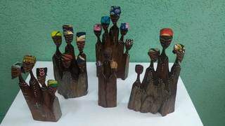 Tem esculturas de madeiras que servem para guardar canetas. (Foto: Divulgação)