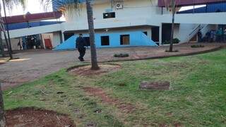 Policial caminha pelo Centro Administrativo Municipal, um dos alvos da operação (Adilson Domingos)
