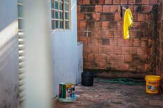 Quintalzinho da casa onde Marcos André matou Carla Magalhães, ao lado da residência onde ela morava com a família, no Tiradentes, em Campo Grande (Foto: Henrique Kawaminami)