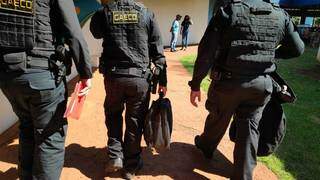 Policiais do Gaeco deixam a prefeitura levando malotes (Foto: Adilson Domingos)