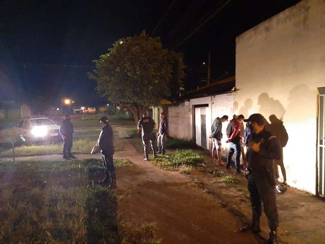 Durante a madrugada, 148 s&atilde;o flagrados nas ruas e 48 estabelecimentos fechados