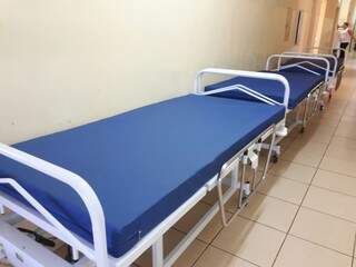 Camas hospitalares tipo fawler em corredor de unidade de saúde de Campo Grande (Foto: Arquivo/Sesau)