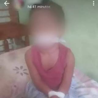 Foto de menina amordaçada pela mãe foi publicada nas redes sociais (Foto: Reprodução)
