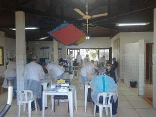 Equipes da SES e da UEMS coletaram mostras para testar idosos e funcionários do Asilo São João Bosco (Foto: Divulgação/SES)