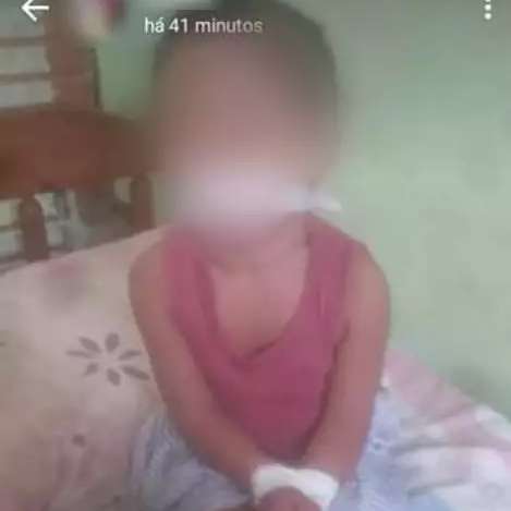 M&atilde;e &eacute; denunciada ap&oacute;s amorda&ccedil;ar filha e postar nas redes sociais