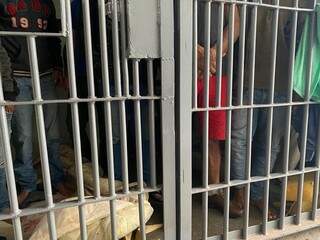 Cela da 1ª Delegacia de Polícia Civil de Ponta Porã no fim de semana abrigava 12 presos (Foto: Direto das Ruas)