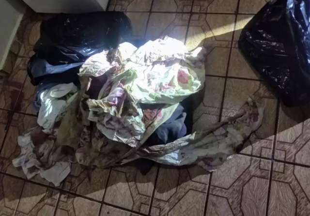 Corpo de Carla ficou debaixo de cama em casa ao lado de onde ela morava