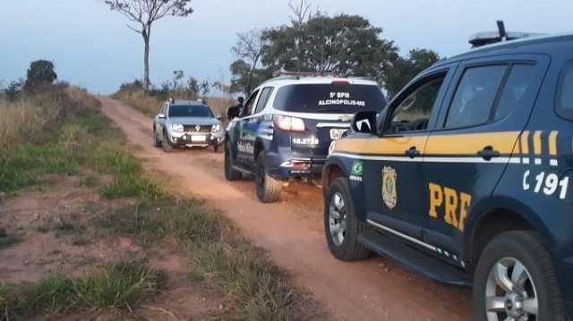 Persegui&ccedil;&atilde;o em estrada vicinal termina com apreens&atilde;o de 30 mil ma&ccedil;os de cigarros