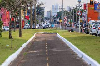 Ciclofaixa na Avenida Cônsul Assaf Trad termina em trecho de acesso ao Centro da cidade; ciclistas precisam andar pela rua, ao lado de veículos (Foto: Marcos Maluf)